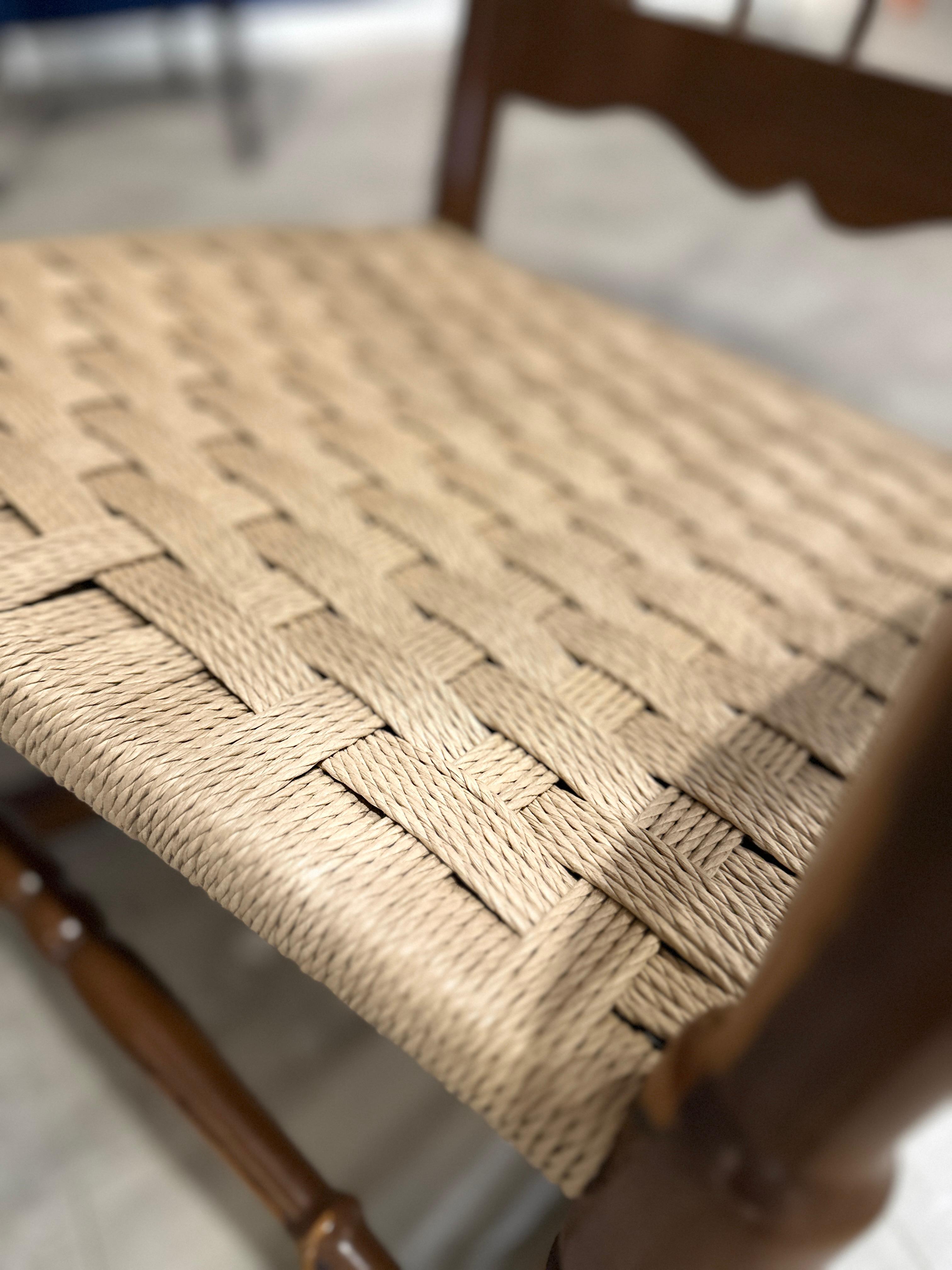 Impagliatura a scacchi dama su sedia elegante