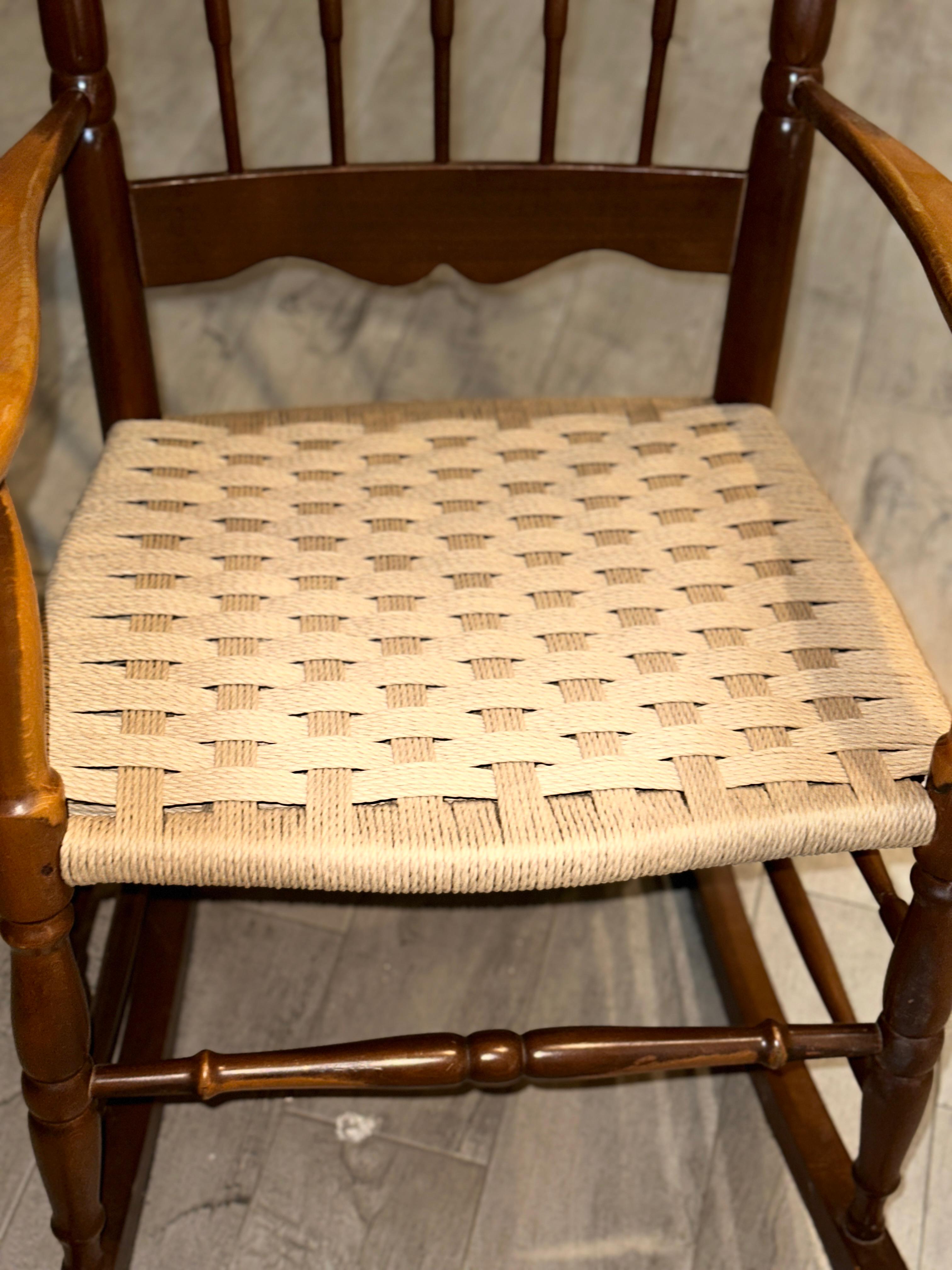 Sedia con impagliatura a scacchi completata