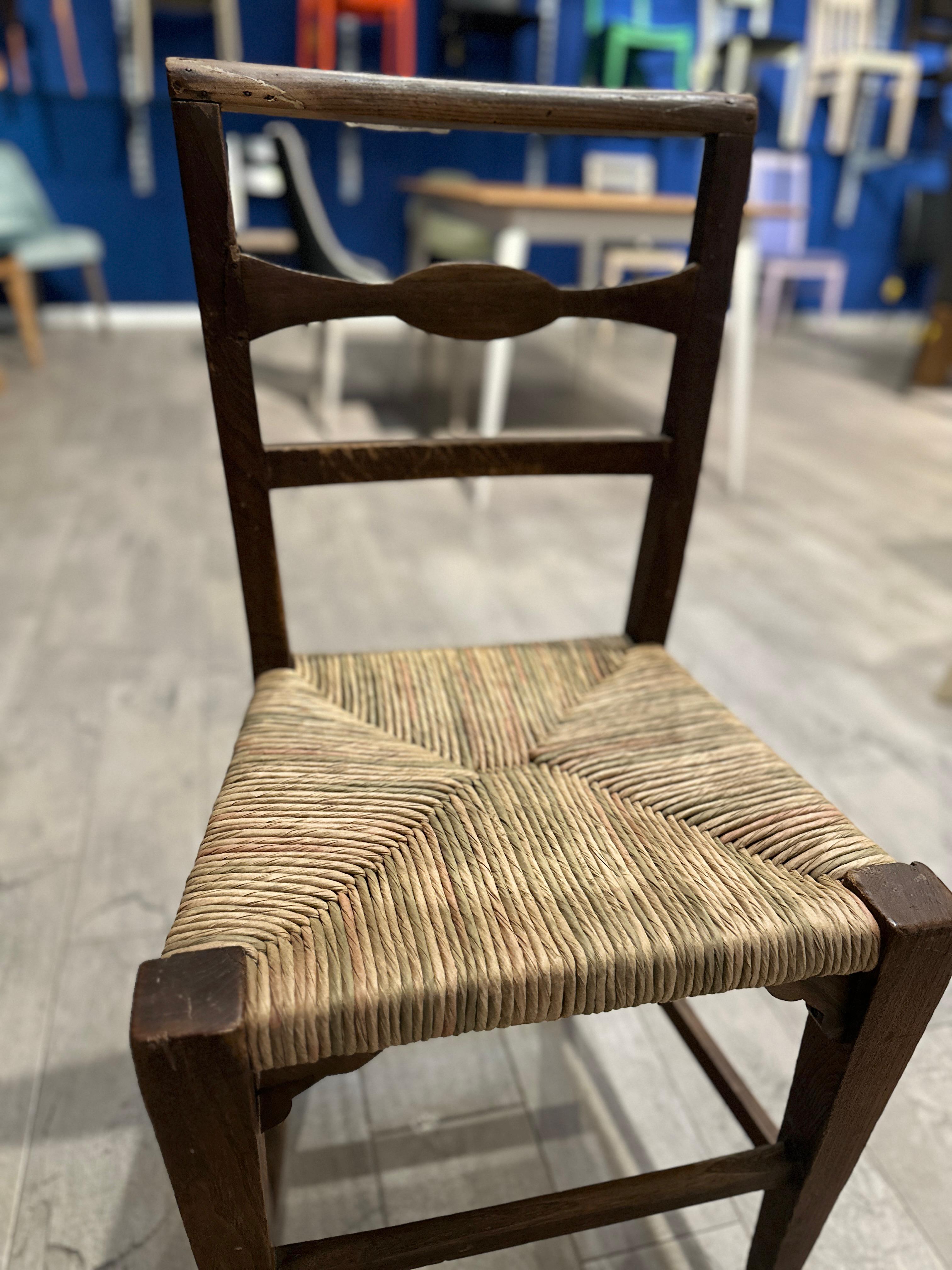 Impagliatura a spicchi su sedia tradizionale a Bologna